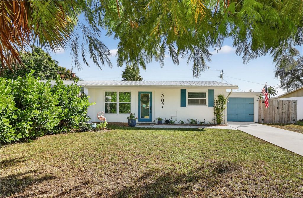 Photo of 507 SE Parkway Drive, Stuart, FL 34996 (MLS # R11138789)