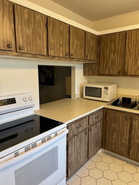 GOLDEN LAKES VILLAGE - Residential Lease