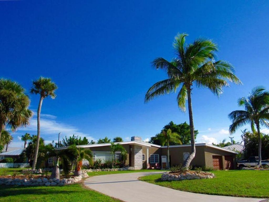 Photo of 1529 Thumb Point Drive, Fort Pierce, FL 34949 (MLS # R10733352)