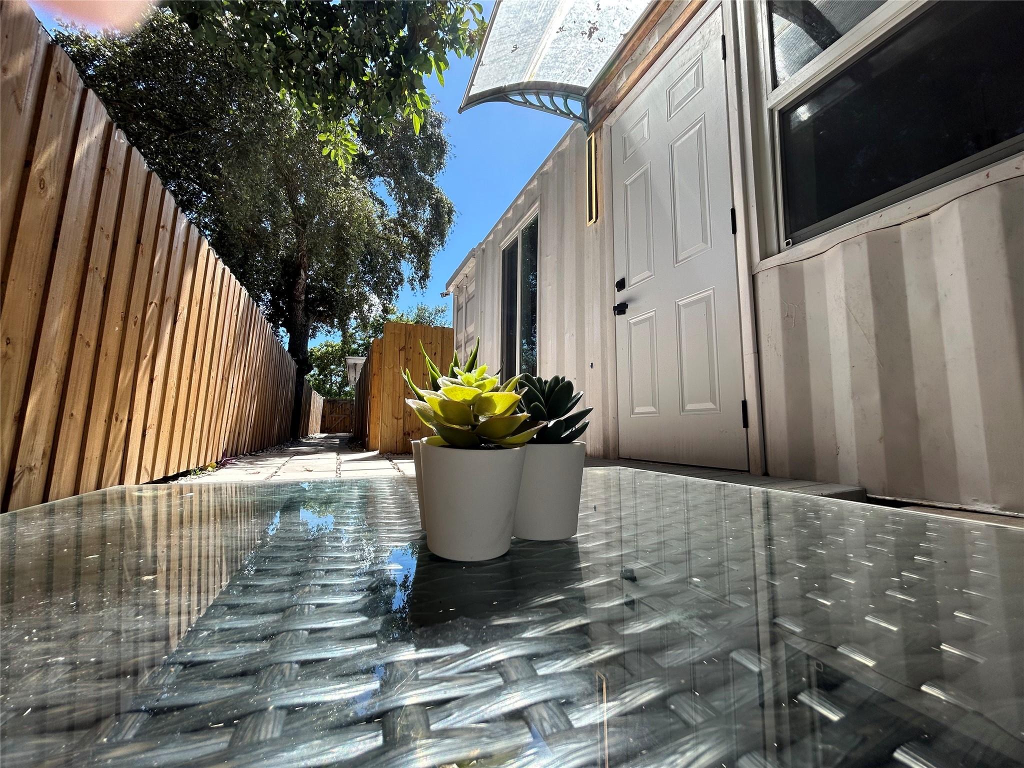 Hollywood Suburbs 4-22 B - Residential Lease