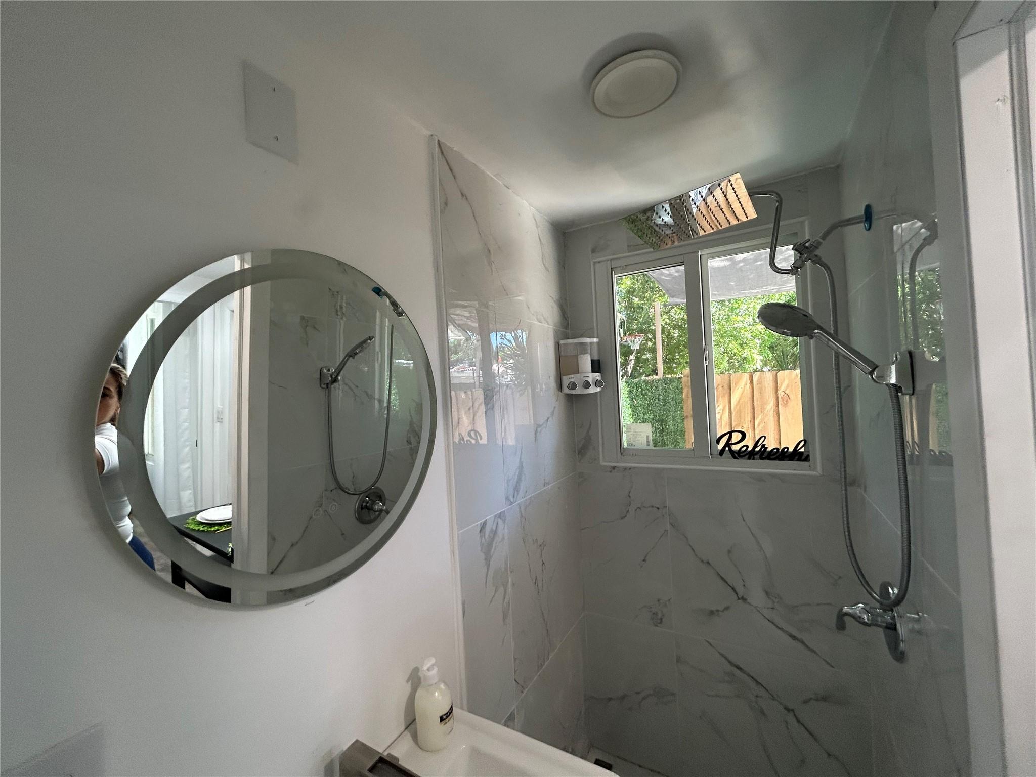 Hollywood Suburbs 4-22 B - Residential Lease