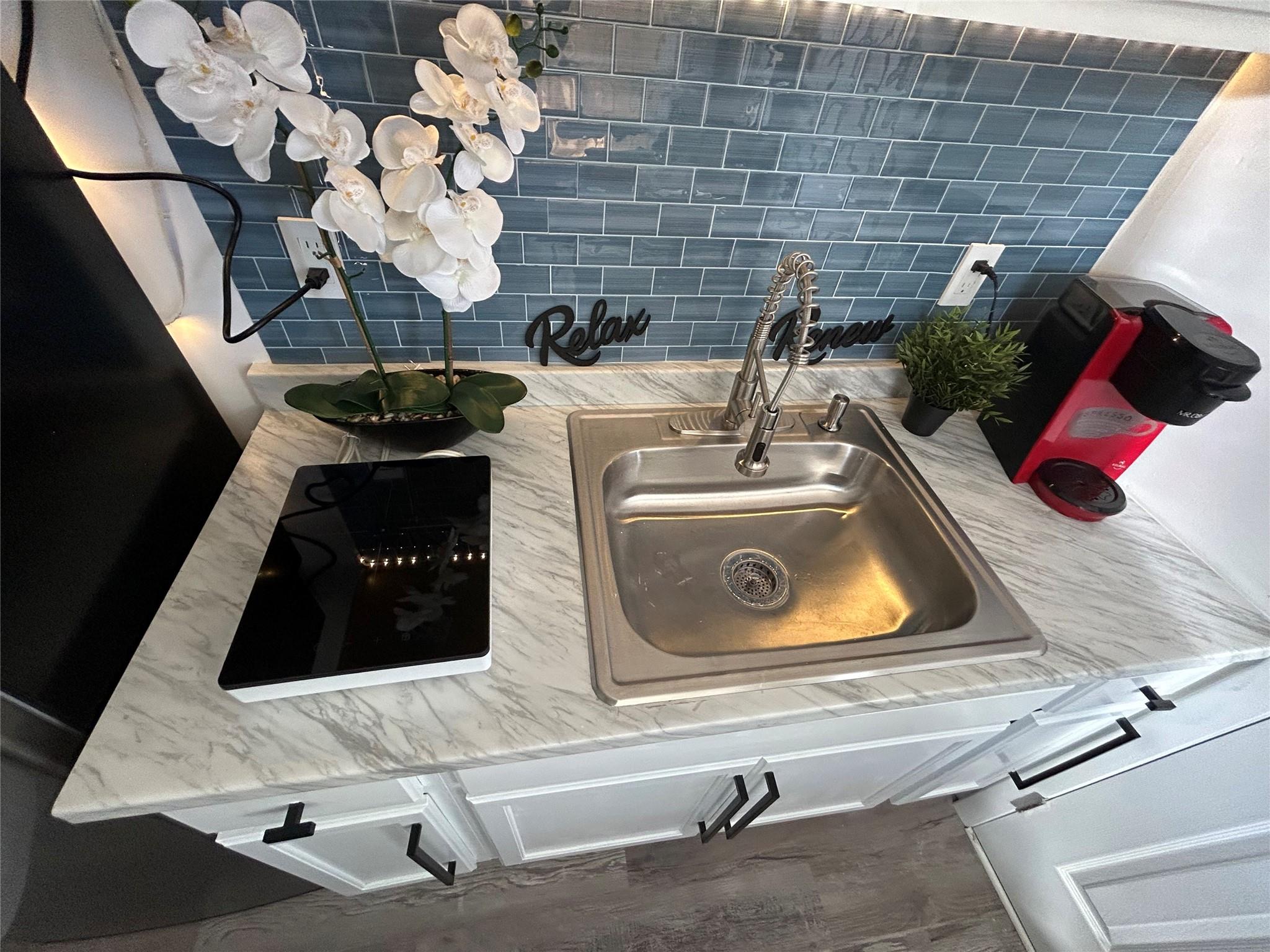 Hollywood Suburbs 4-22 B - Residential Lease