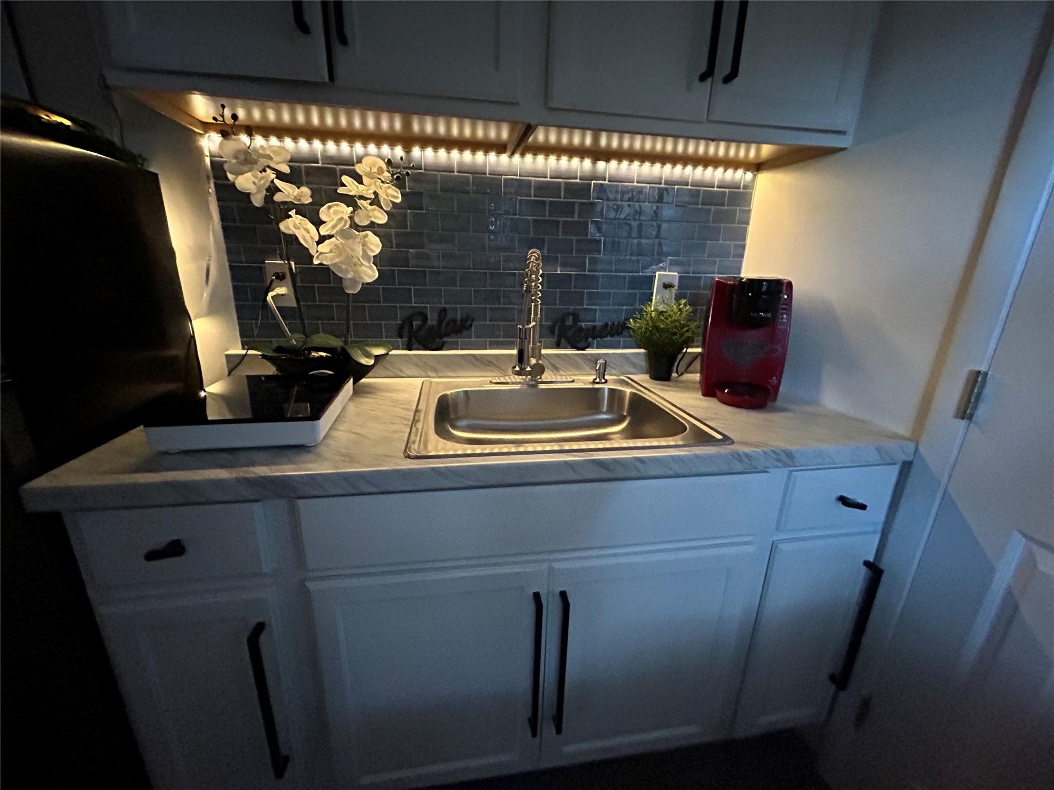 Hollywood Suburbs 4-22 B - Residential Lease