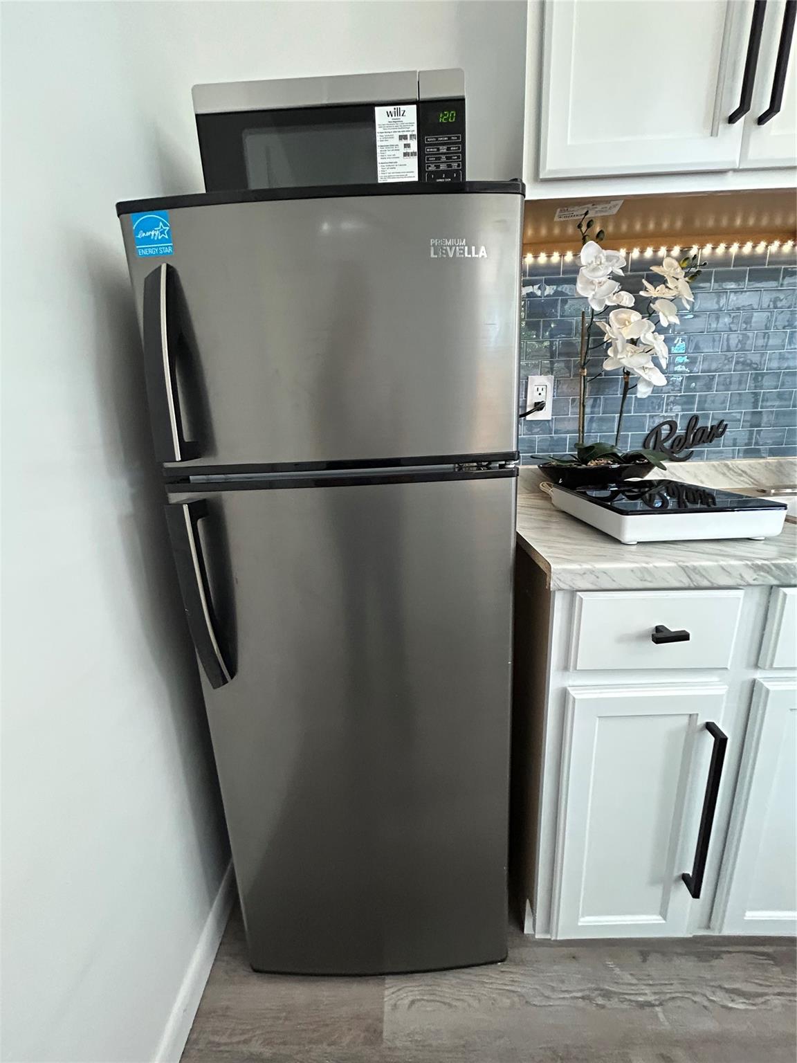 Hollywood Suburbs 4-22 B - Residential Lease