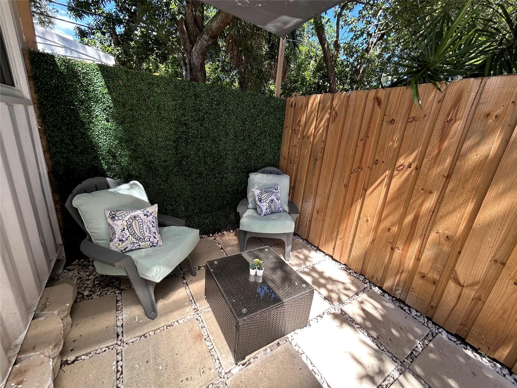 Hollywood Suburbs 4-22 B - Residential Lease