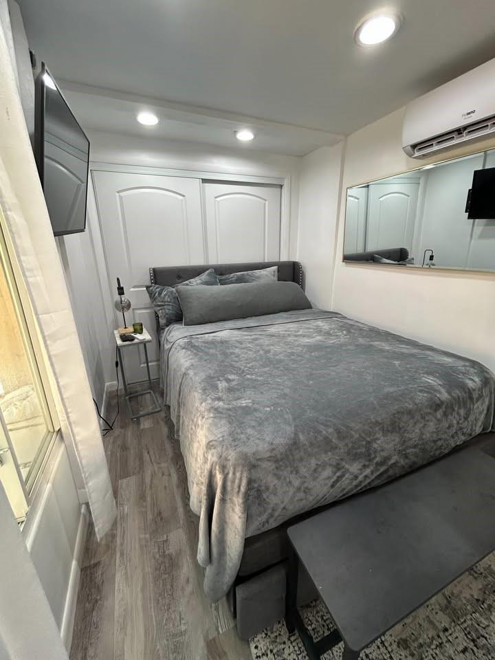 Hollywood Suburbs 4-22 B - Residential Lease