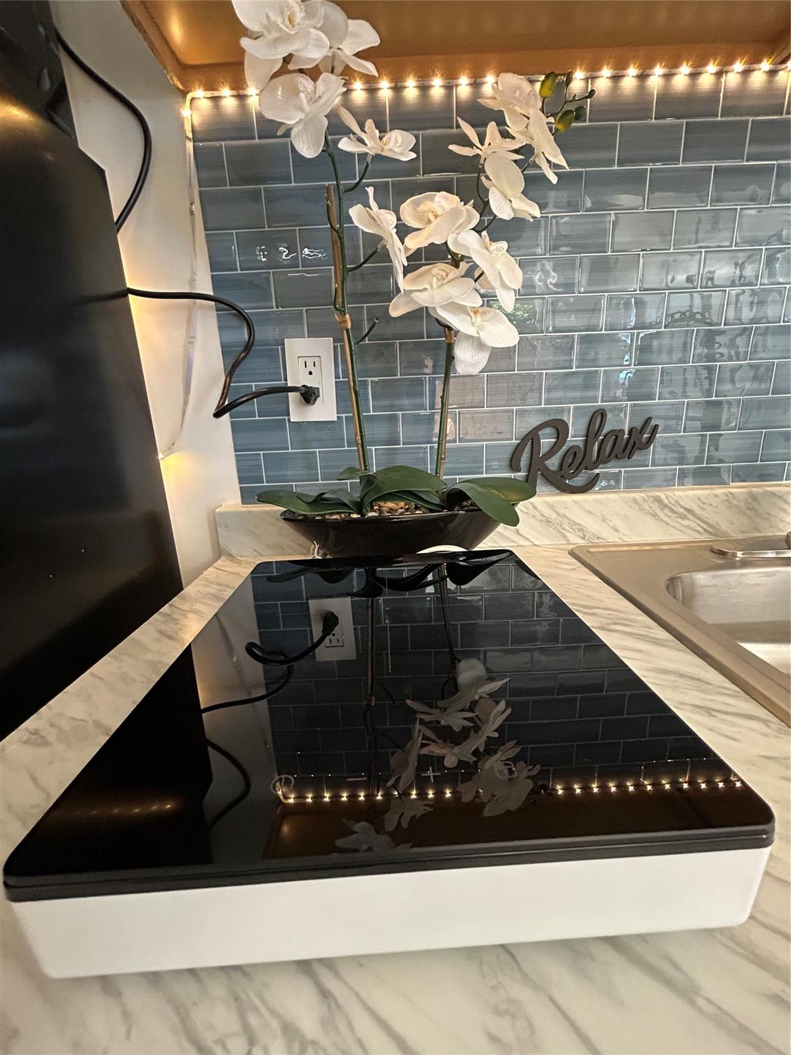 Hollywood Suburbs 4-22 B - Residential Lease