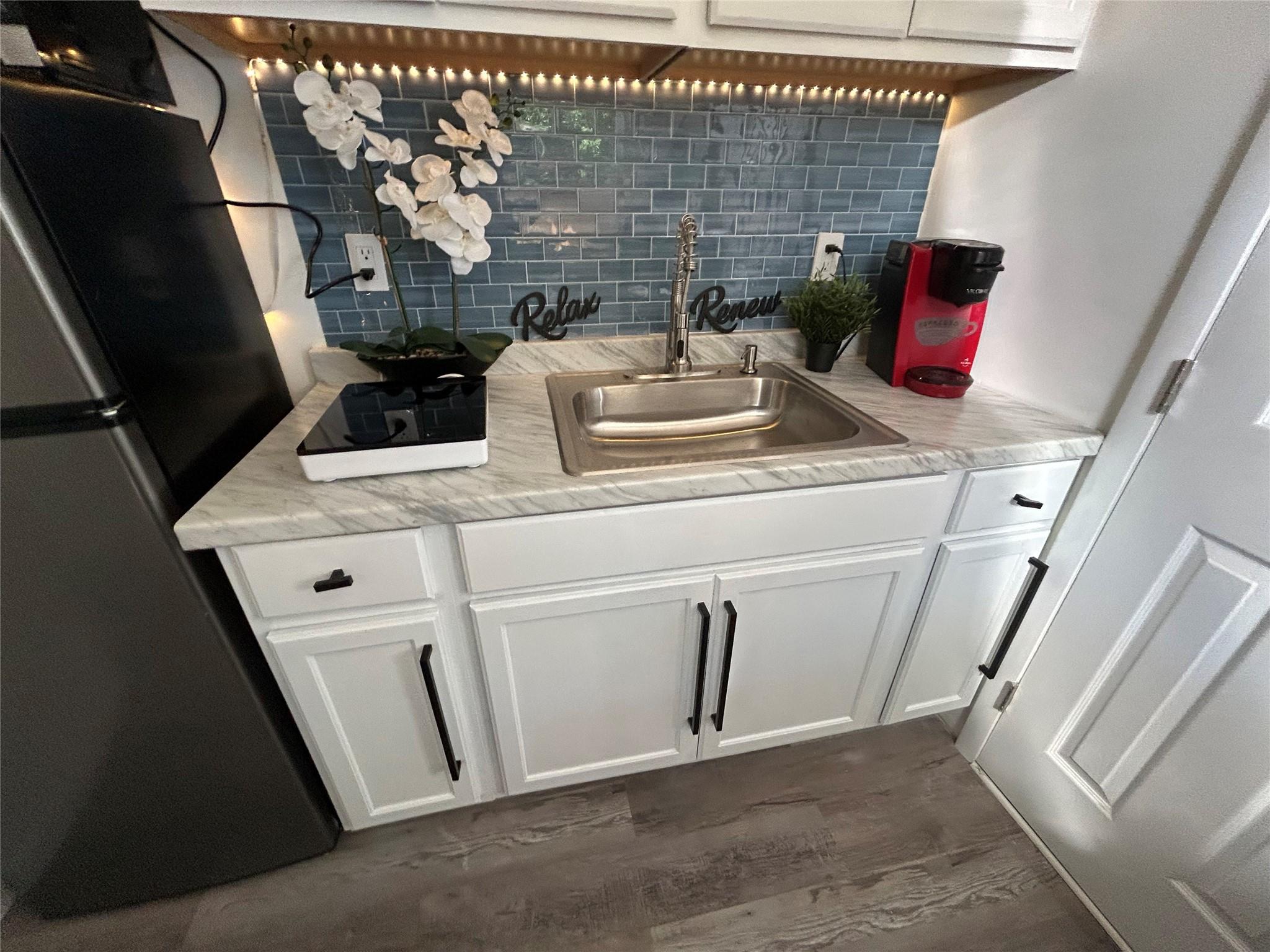 Hollywood Suburbs 4-22 B - Residential Lease