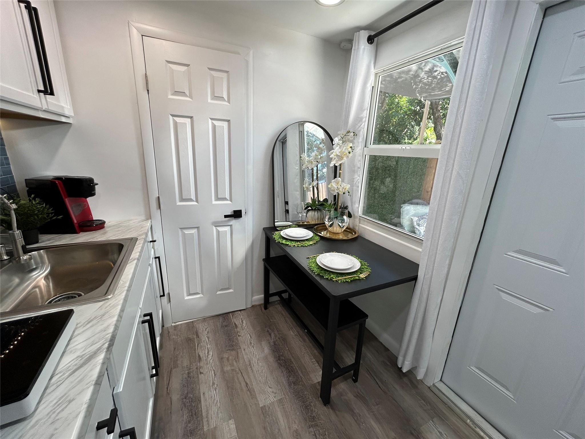 Hollywood Suburbs 4-22 B - Residential Lease