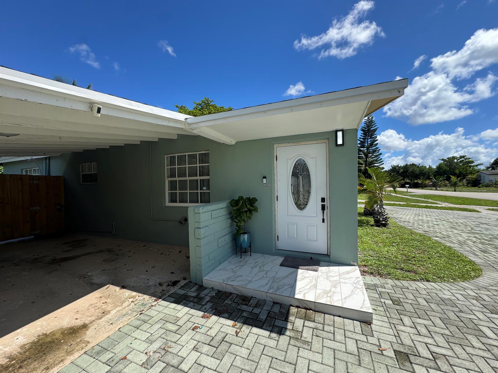 AMAZING 3 BEDROOMS HOUSE WITH BONUS UTILITY ROOM,FLORIDA/DEN , THE HOUSE HAS BEEN RENOVATED AND ITS READY TO MOVE INAND RELAX , A MUST SEE..... BRING IN YOUR OFFER .... PLENTY OF ROOM FOR POOL,ETC...