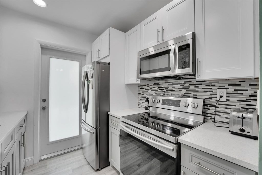 Photo of 931 SE 9 Ave #17, Pompano Beach, FL 33060 (MLS # F10540190)