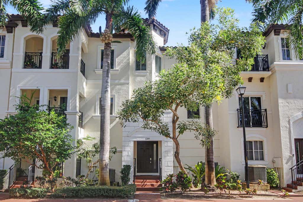 Photo of 1209 COASTAL BAY Boulevard, Boynton Beach, FL 33435 (MLS # B26064121)