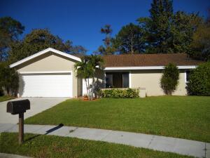 SINGLE FAMILY HOME 4/2 ON A CUL-DE-SAC WITH PLENTY OF PARKING.BEAUTIFUL BACKYARD WITH LOTS OF TREES. HOME INSIDE HAS CERAMIC TILES AND WOOD FLOORS IN ALL BEDROOMS. GREAT SCHOOL SYSTEM.