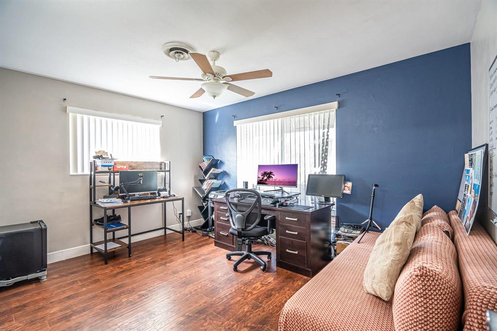 HOLLYWOOD HILLS - Residential