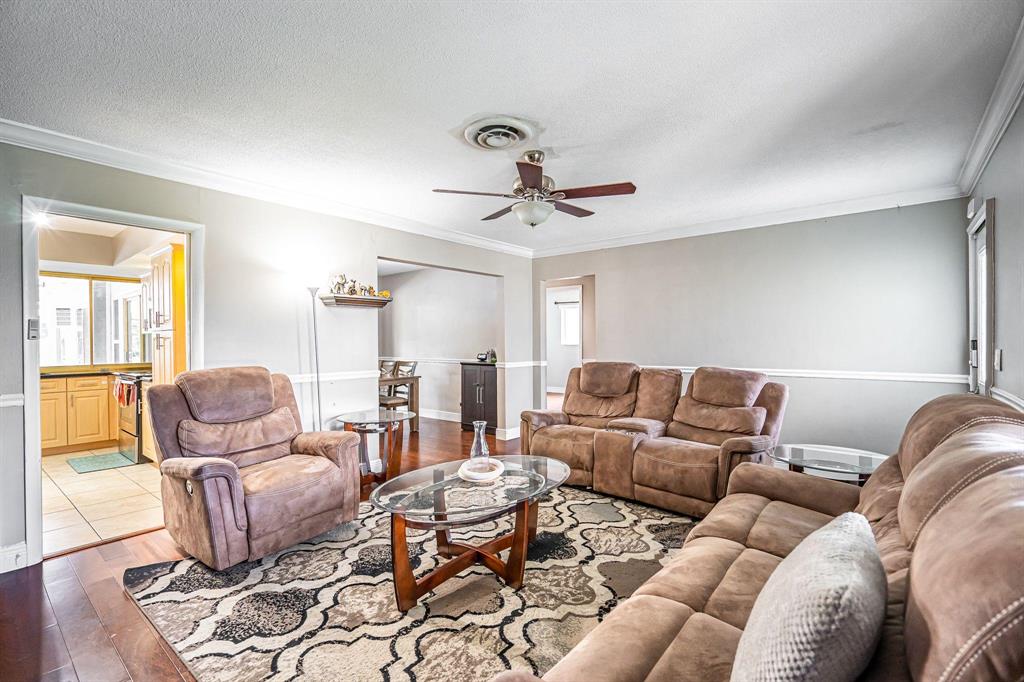 HOLLYWOOD HILLS - Residential