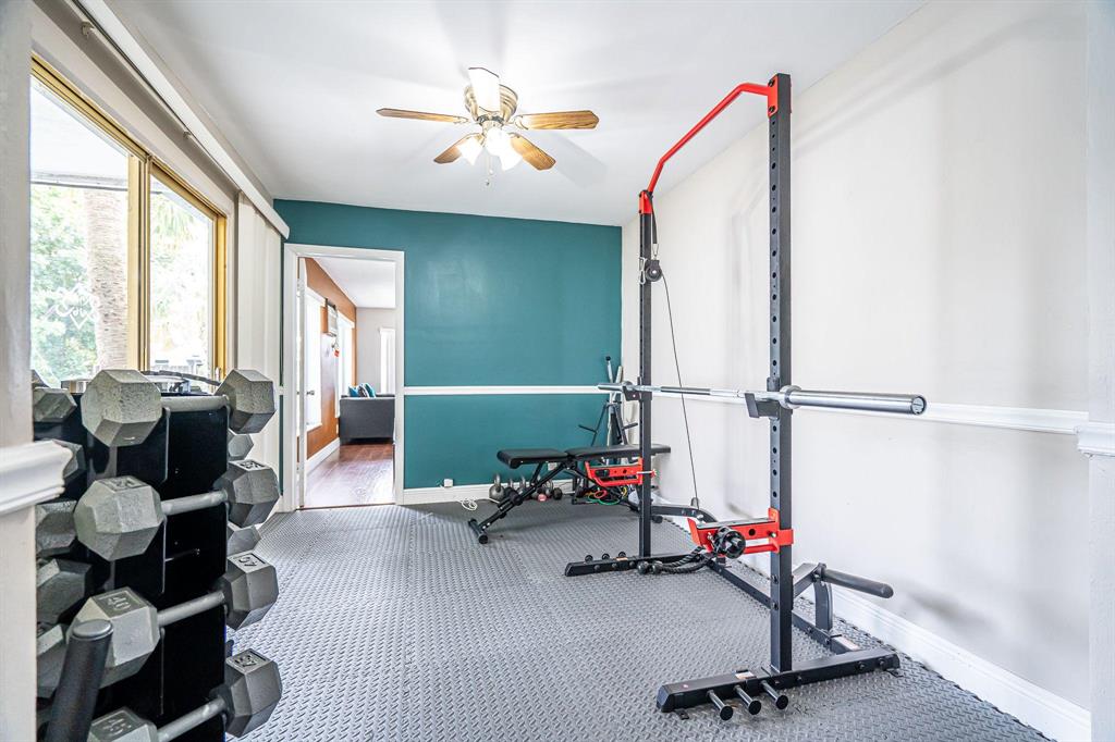 HOLLYWOOD HILLS - Residential