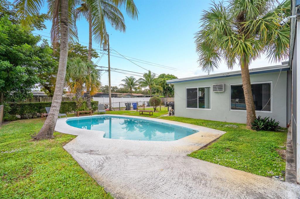 HOLLYWOOD HILLS - Residential