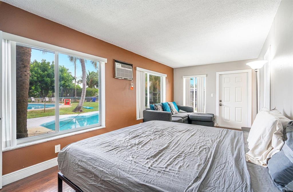 HOLLYWOOD HILLS - Residential