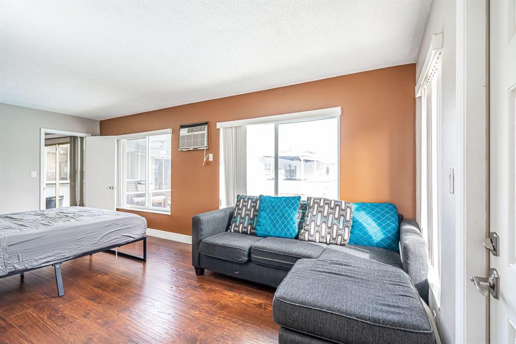 HOLLYWOOD HILLS - Residential