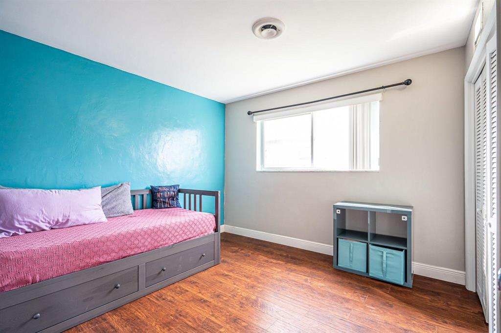 HOLLYWOOD HILLS - Residential