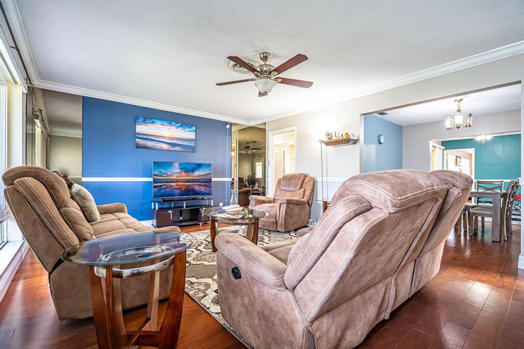 HOLLYWOOD HILLS - Residential