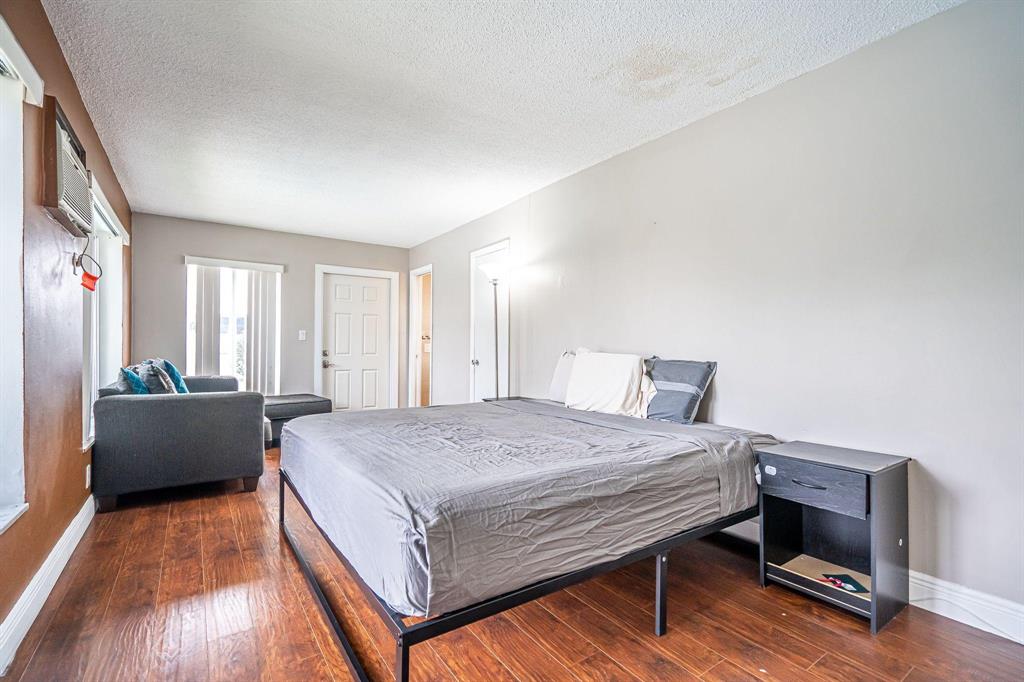 HOLLYWOOD HILLS - Residential