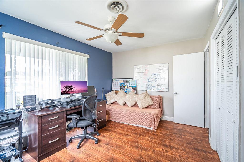 HOLLYWOOD HILLS - Residential