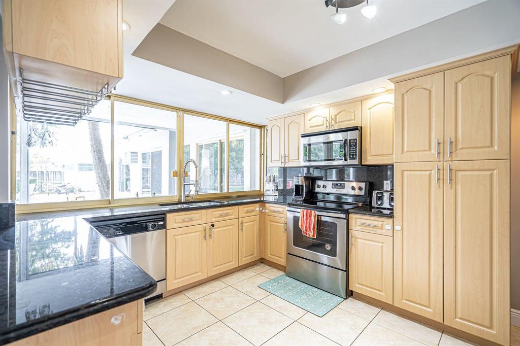 HOLLYWOOD HILLS - Residential