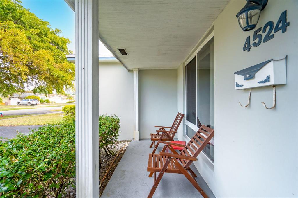 HOLLYWOOD HILLS - Residential