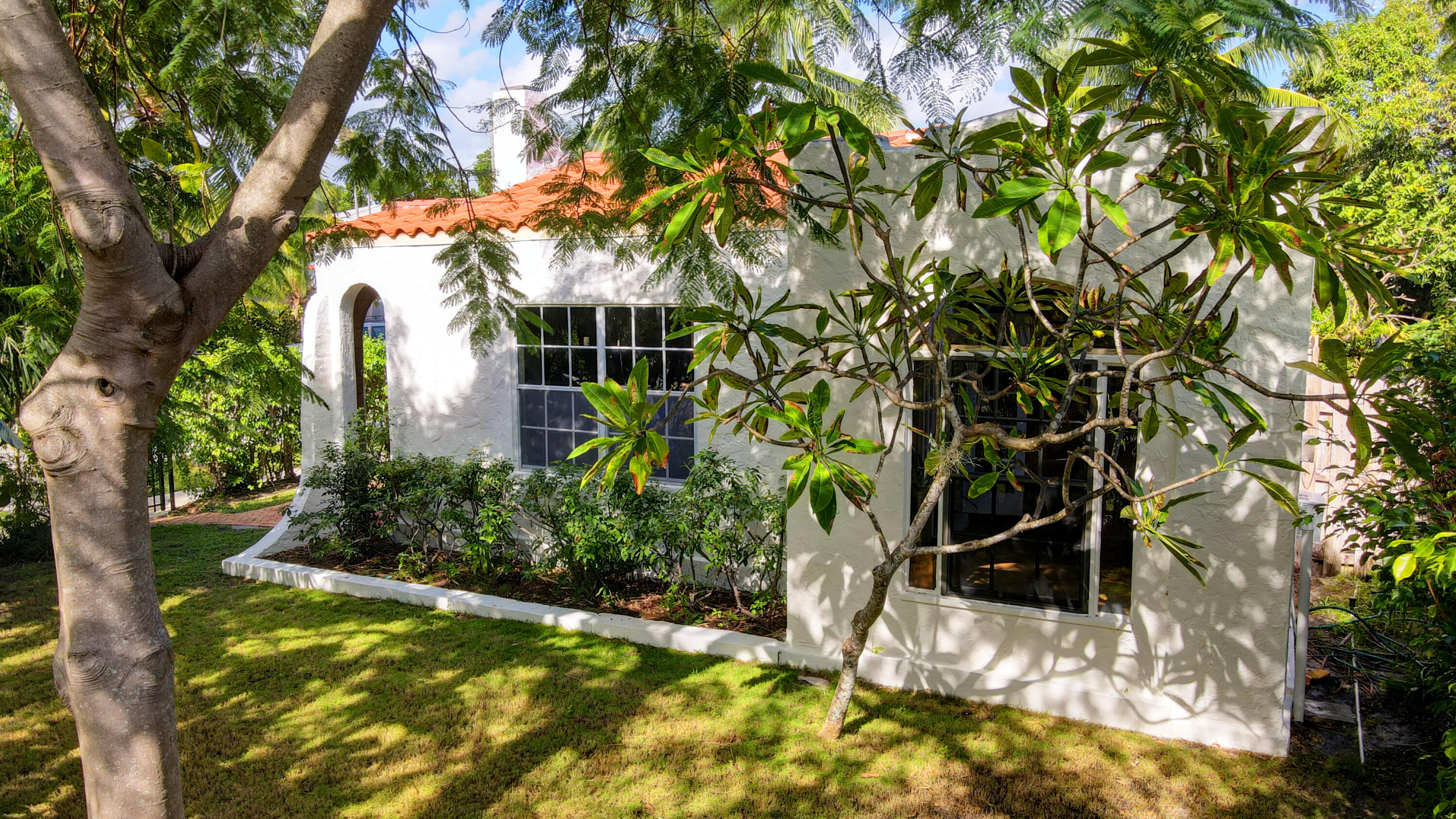 1925 Spanish Mission, hollow tile home built by Hansell Hall, Flamingo Park's premiere builder. 3BR/1BA with SUNROOM & detached 1 car garage. Picture frame hardwood floors in the living/dining/bedrooms & tile in the kitchen/sunroom,/bathroom & laundry room. Kitchen cabinetry w/ seeded glass doors & tile counter tops. Just outside the kitchen is an elevated deck and pergola for private outdoor dining. This home has a wood burning fireplace, many period light fixtures & architectural details throughout. In the backyard there is a large pool and built in spa w/ fenced yard & outside shower. New roof & central air-conditioning in 2022. The detached hollow tile garage, measures 18x10 & is perfect for future expansion & possibilities. COME SEE IT TODAY!