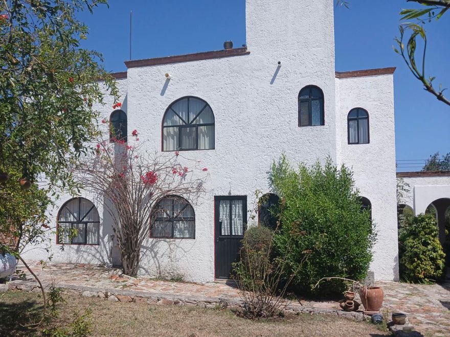 Lovely house is for sale in the RESIDENCIAL LOS VINEDOS Tequisquiapan, Querétaro.  . It has 7534 SF of land and 2691 SF of construction, featuring three bedrooms, four full bathrooms, All the rooms have a bathroom.  It features a beautiful fireplace in the living room. The living room has a double-height ceiling. Five parking spaces. The property has 24/7 security and beautiful gardens. It includes a covered laundry room with ventilation. This is a gorgeous home ready for you to move in. Don't miss the chance to see it—schedule a visit now!
