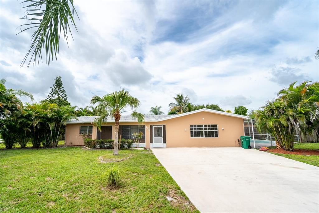 Photo of 424 Willows Avenue, Port Saint Lucie, FL 34952 (MLS # R10743368)