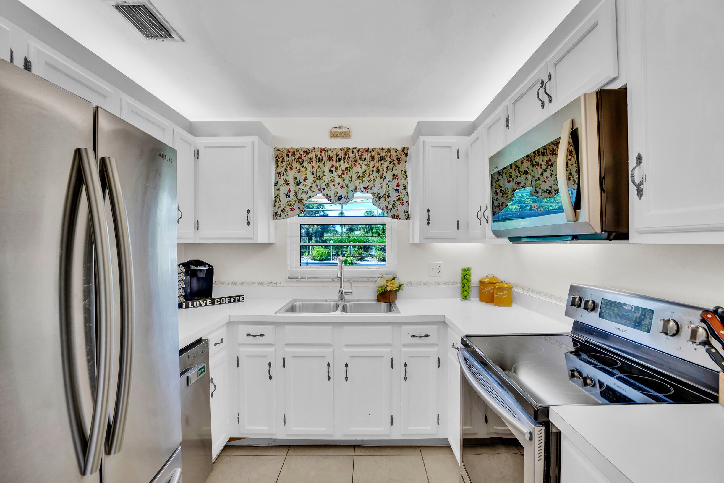 104 ROYAL OAK Drive 101, Vero Beach, FL, 32962/$139,000 4 104 ROYAL OAK Drive 101