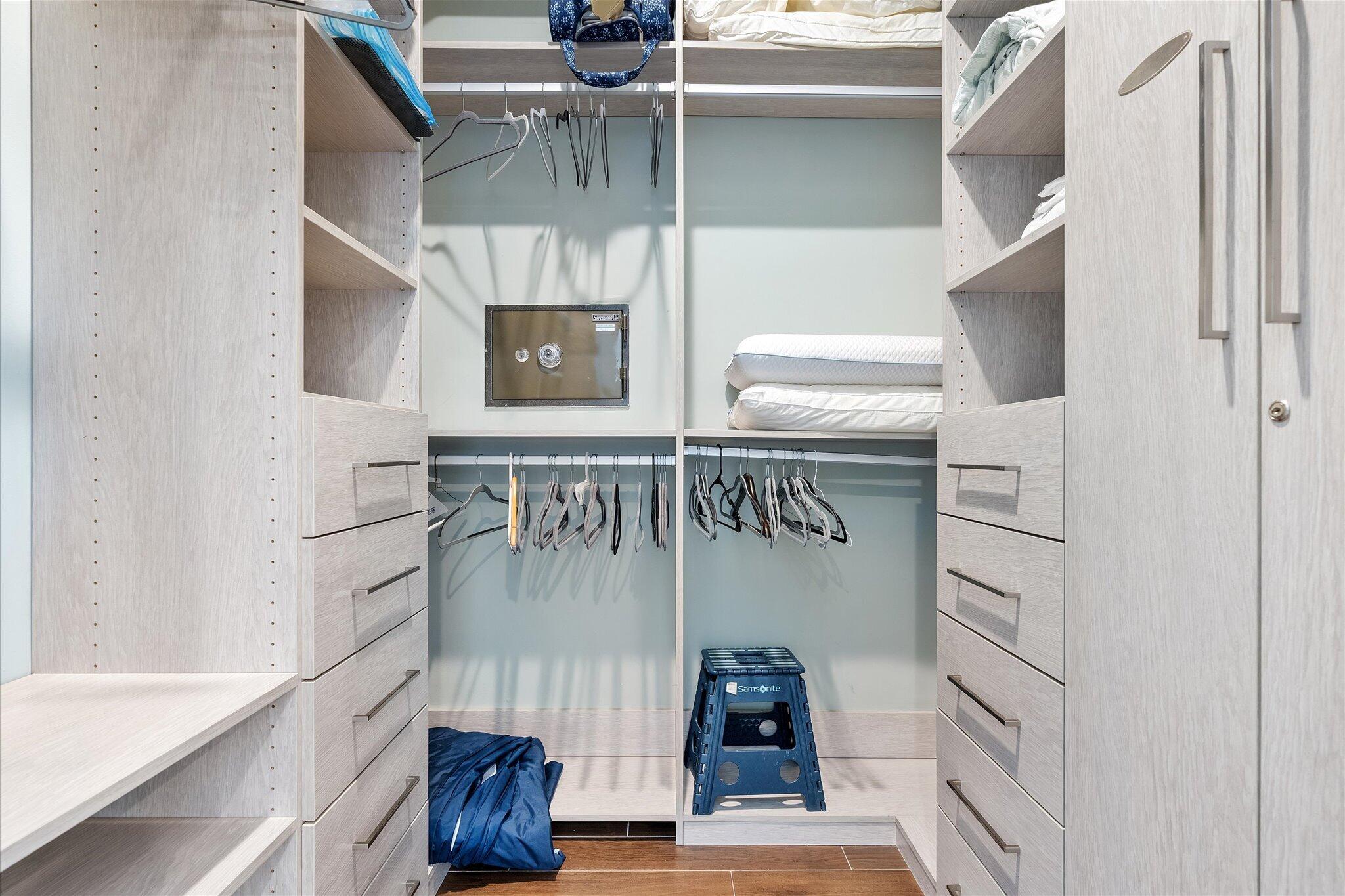 MOORES SUBE - Residential