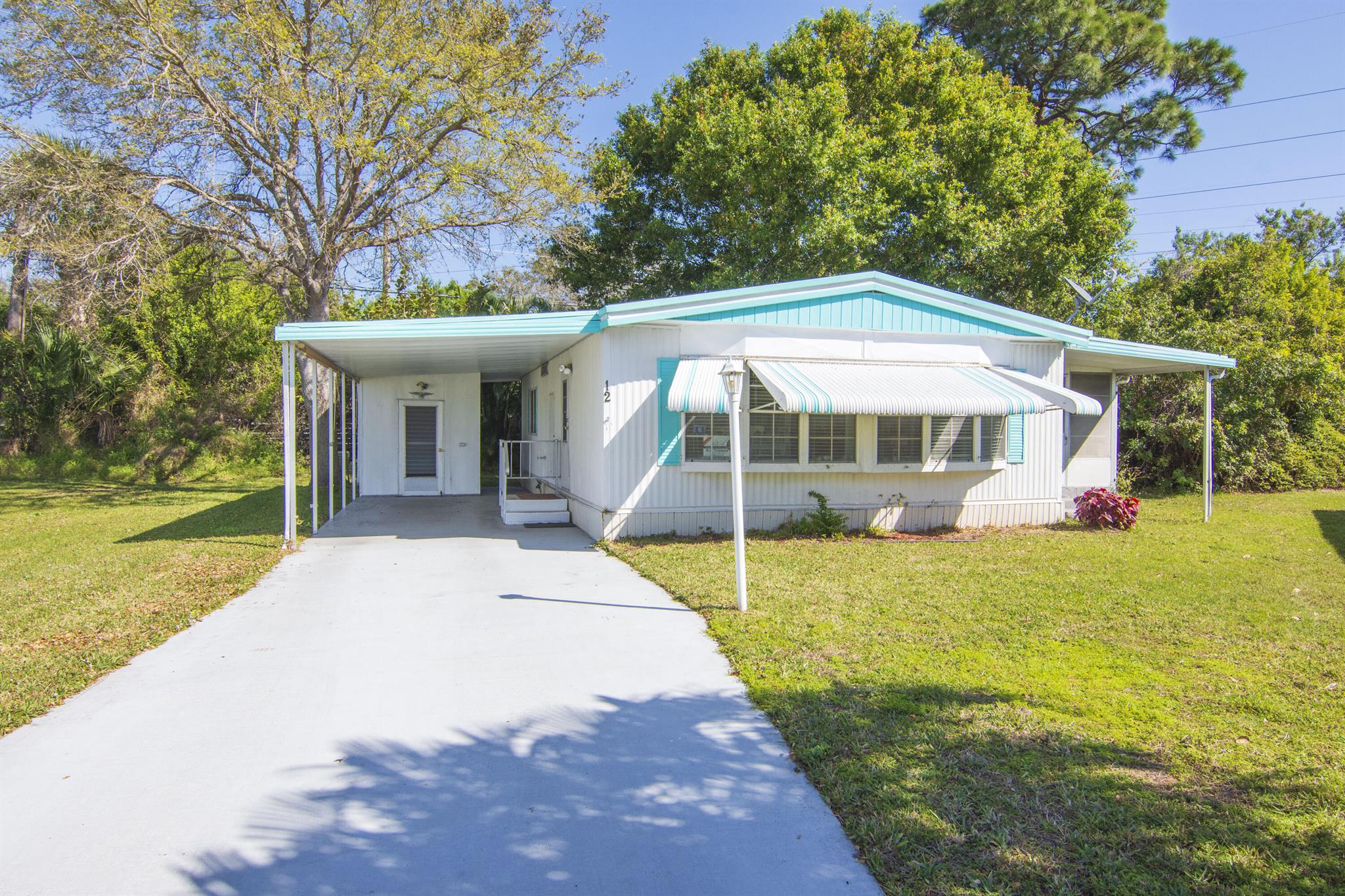 Cozy 2/2 home located un the active 55+ Community of Spanish Lakes Riverfront. This home has a lovely private backyard and a long driveway. This community has many amenities excluding a boat ramp fishing and much more.Make your appointment today.