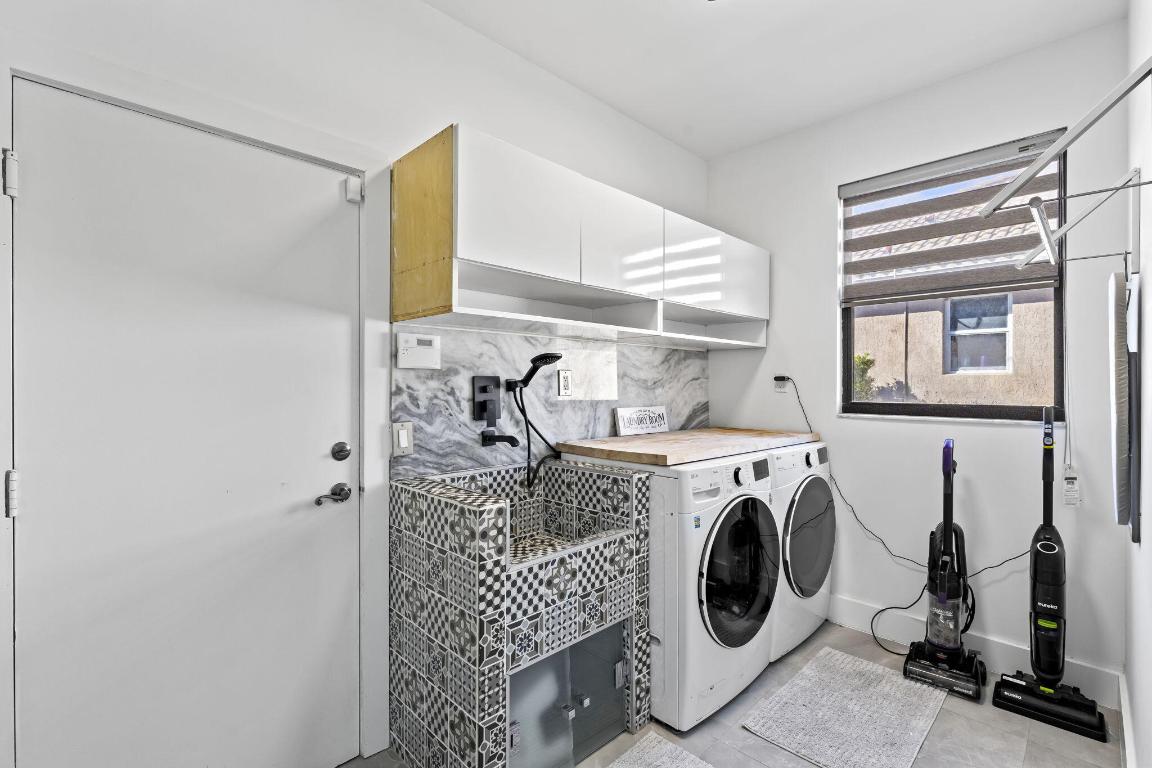 SUNSET LAKES PLAT TWO - Residential