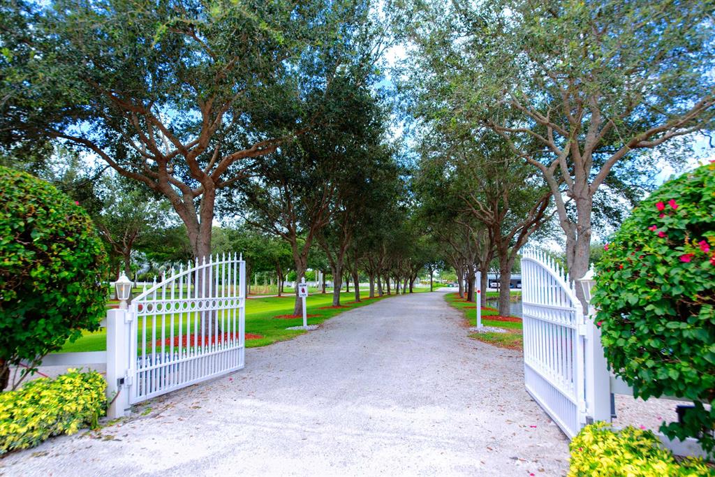 PALM BEACH POINT - Residential