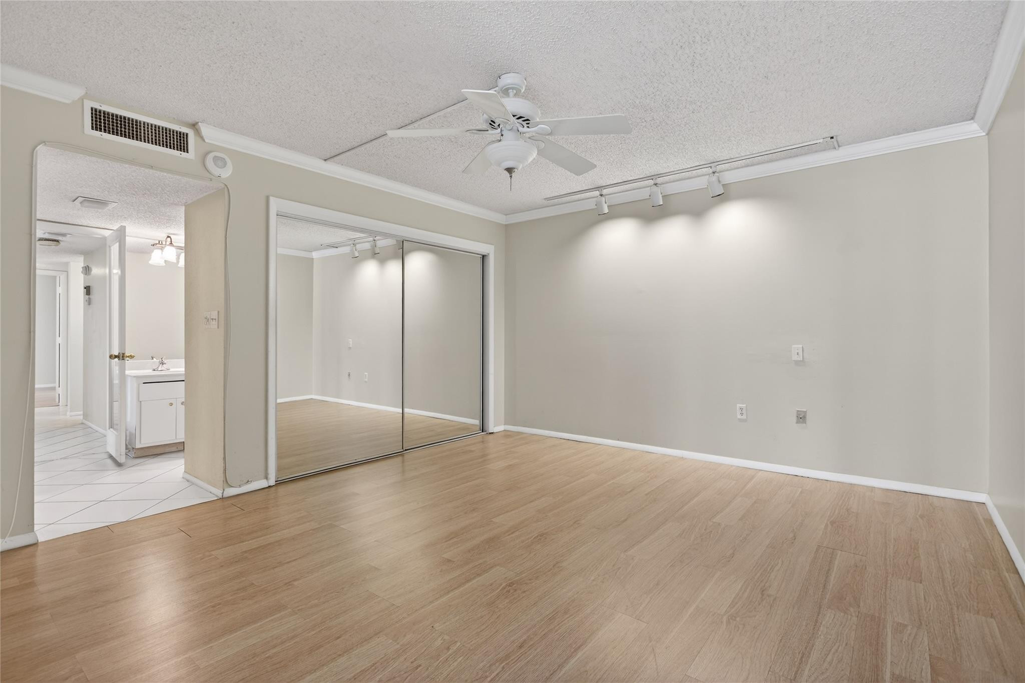 EMERALD TOWER CONDO - Residential