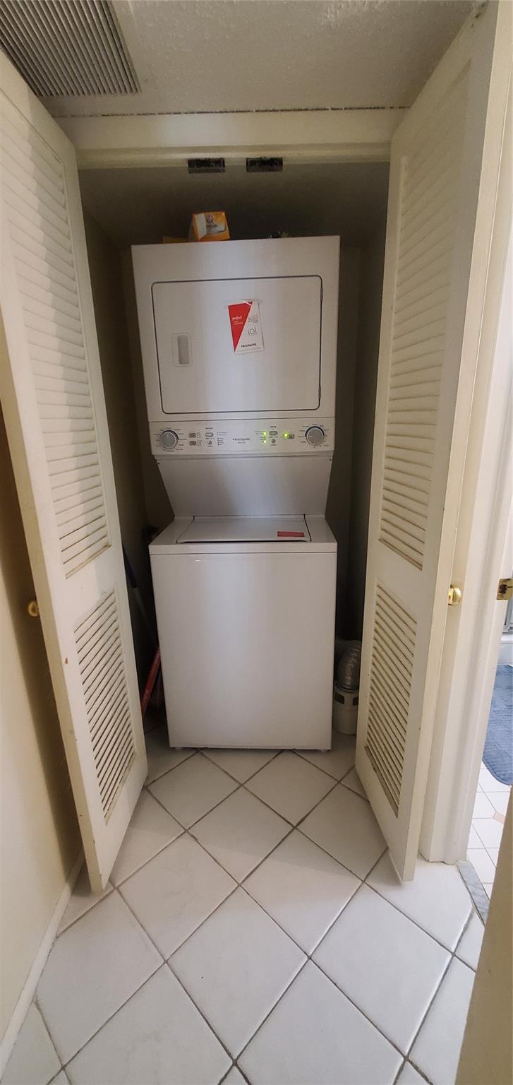 EMERALD TOWER CONDO - Residential