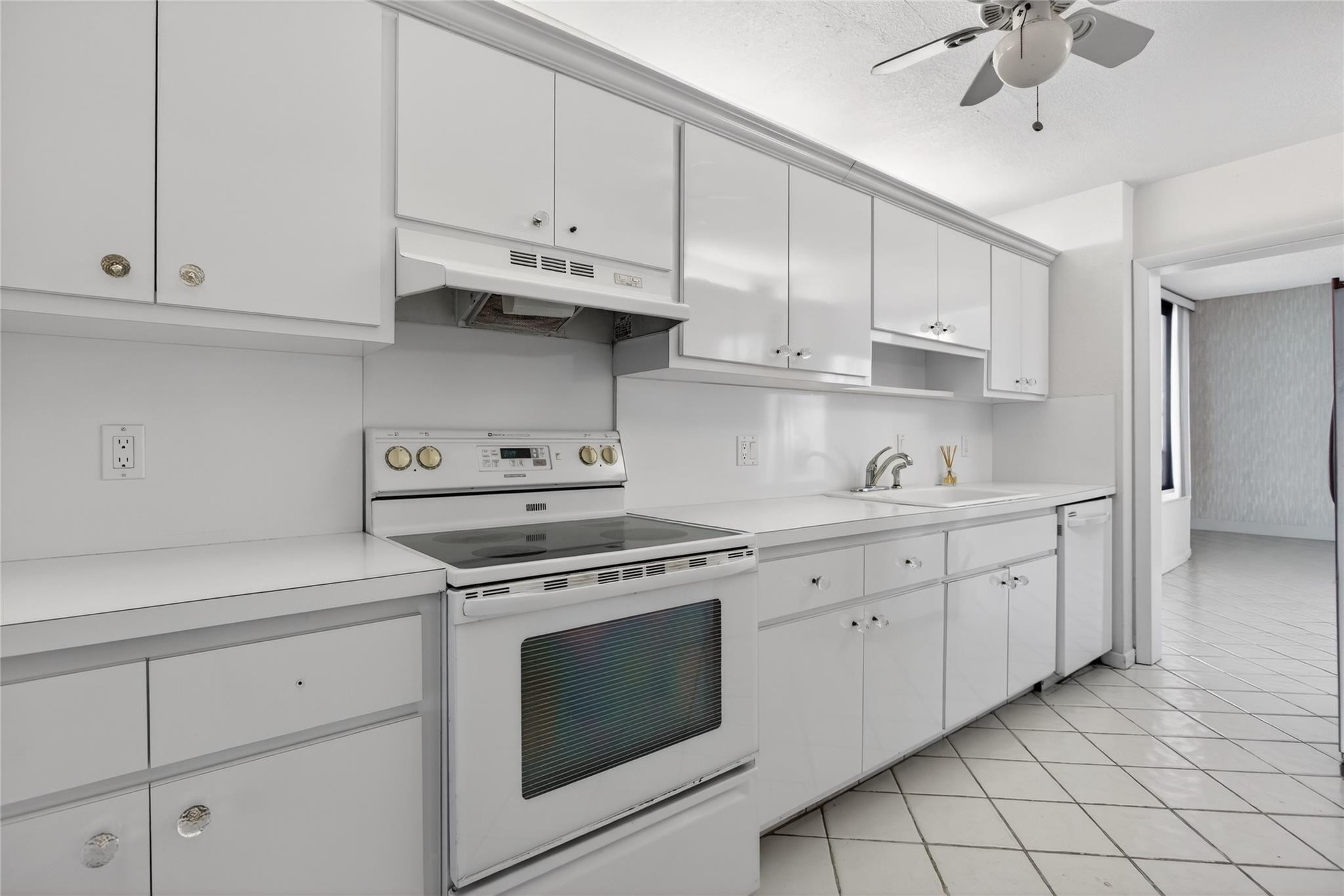 EMERALD TOWER CONDO - Residential