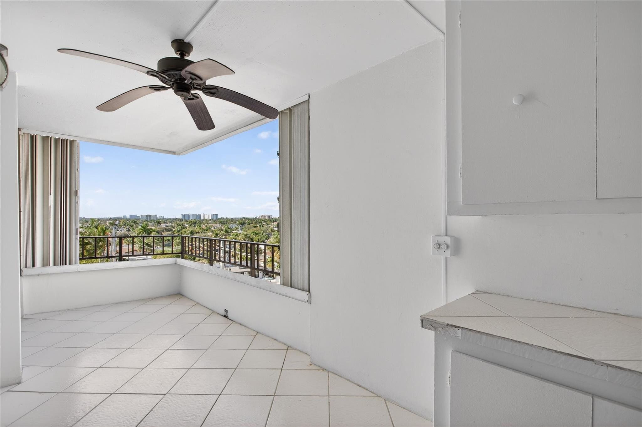 EMERALD TOWER CONDO - Residential