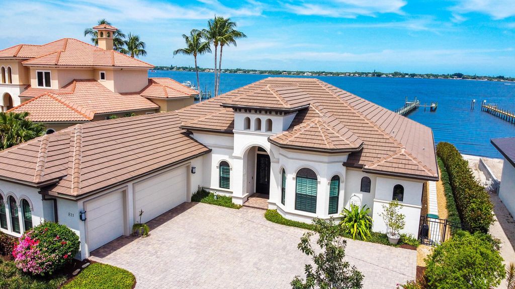 Photo of 811 SE Riverside Drive, Stuart, FL 34994 (MLS # R10981931)