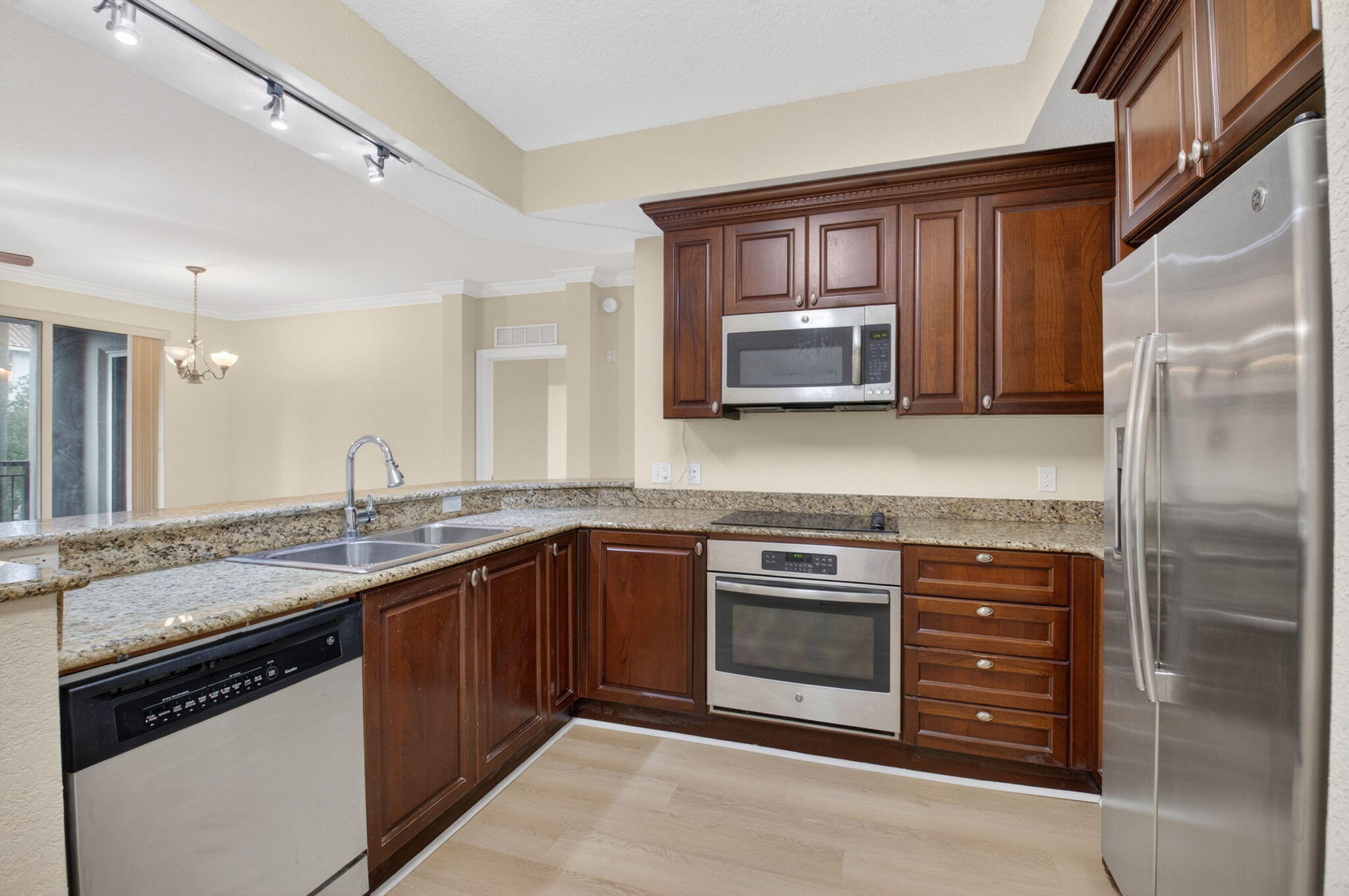 VIZCAYA LAKES CONDO - Residential