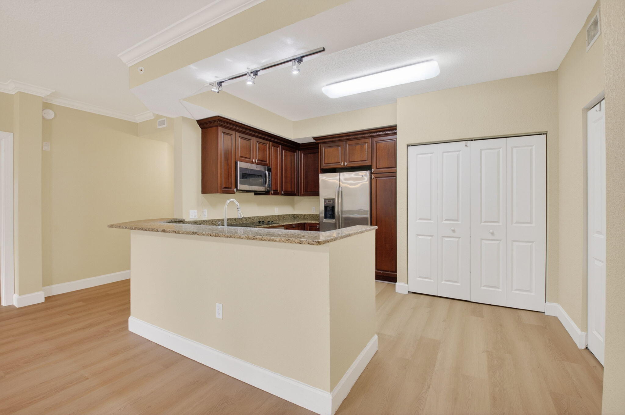 VIZCAYA LAKES CONDO - Residential