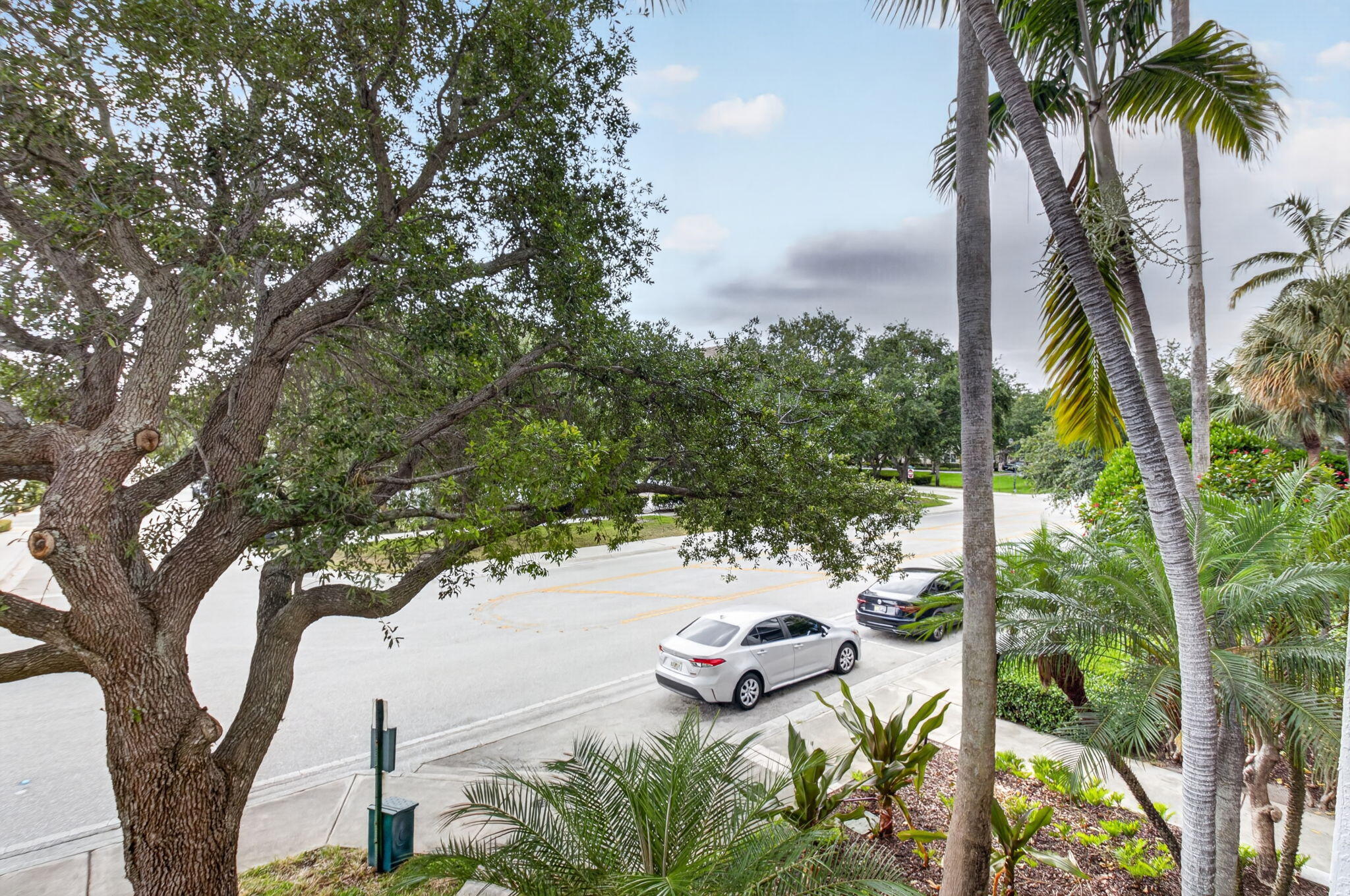 VIZCAYA LAKES CONDO - Residential