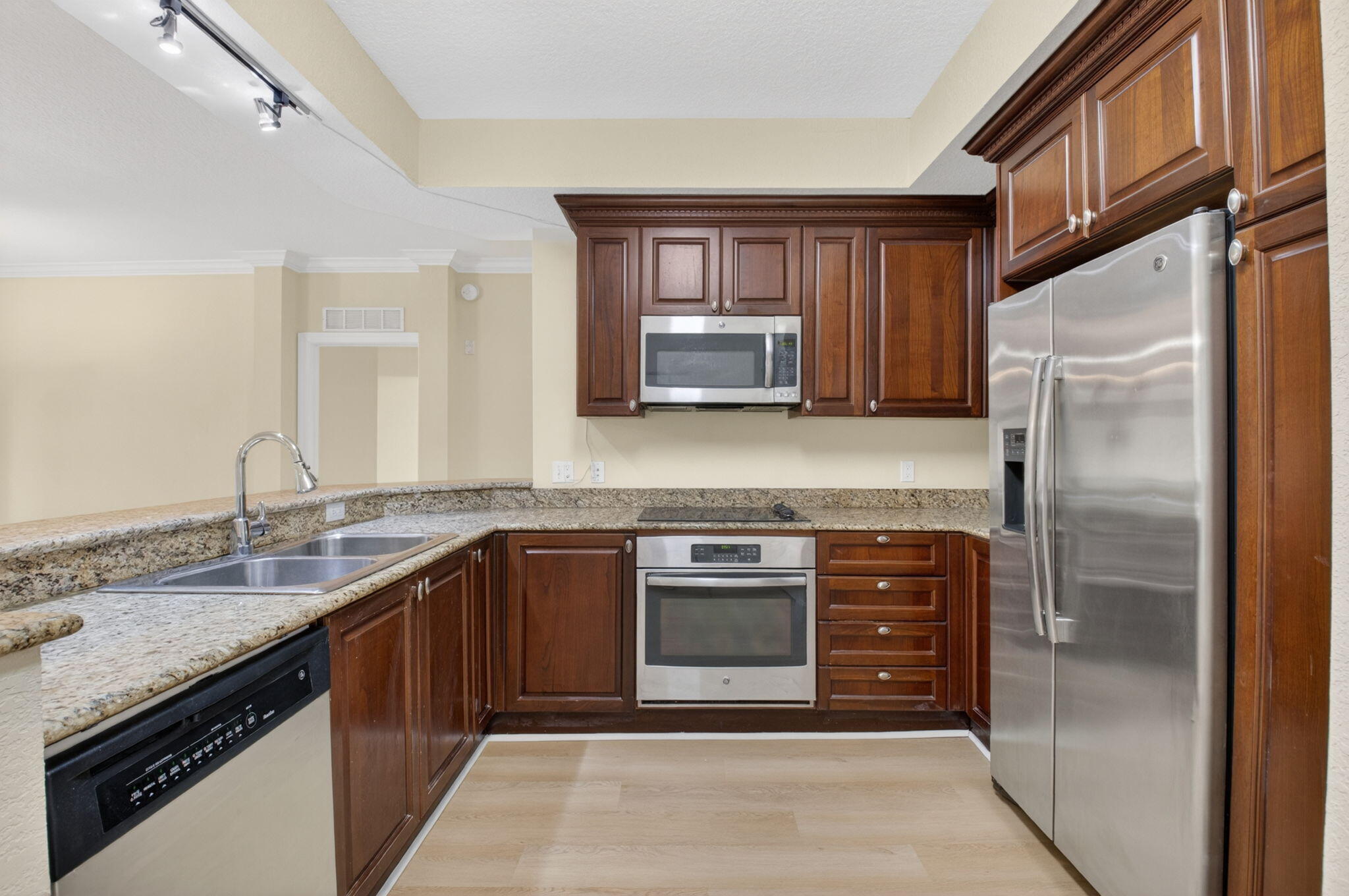 VIZCAYA LAKES CONDO - Residential