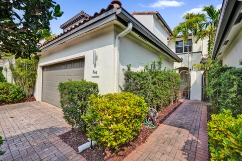 Tiny photo for 824 Spinnaker Drive E, Hollywood, FL 33019 (MLS # B26033178)