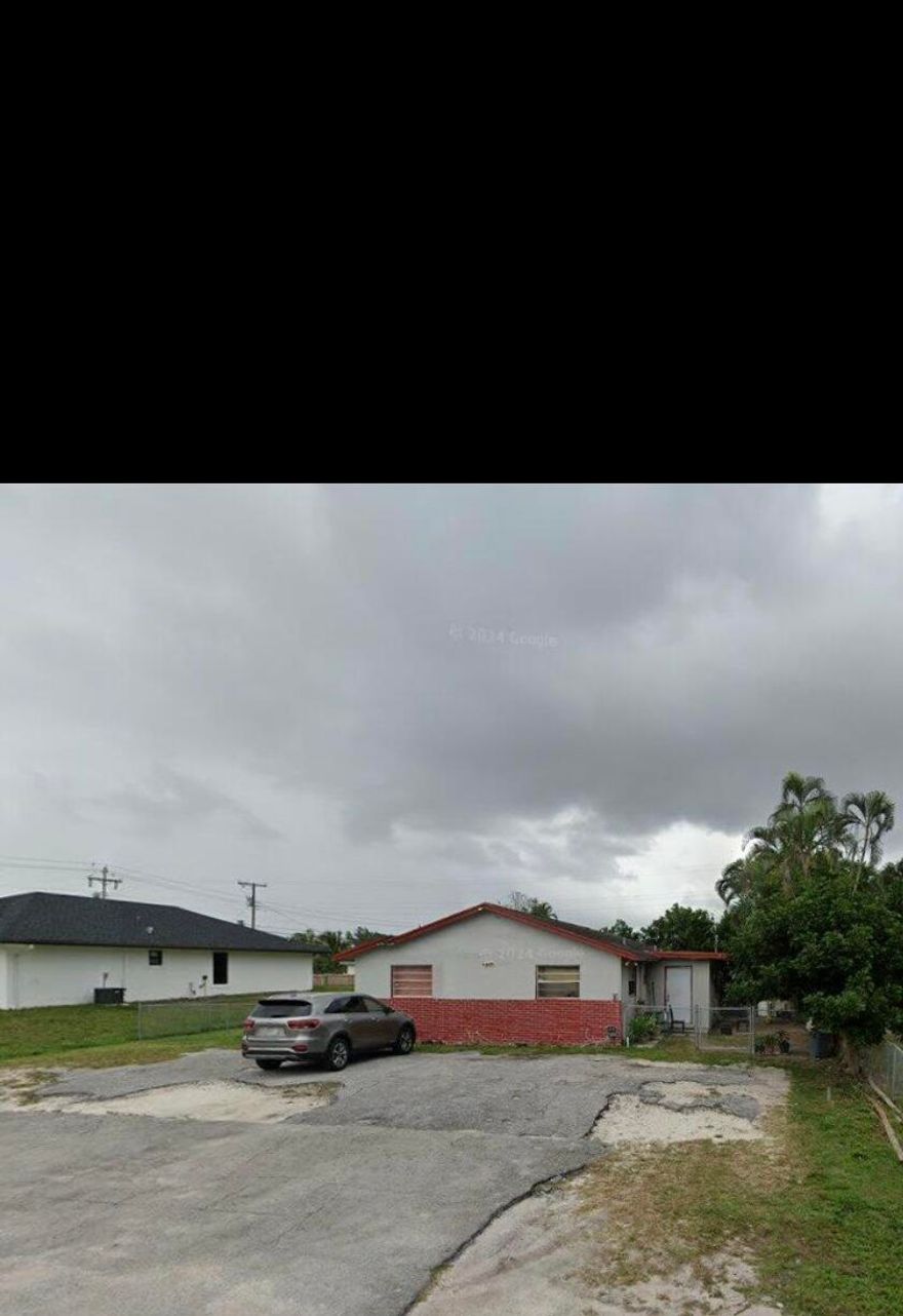 Wonderful opportunity to purchase this Duplex. Great for Investors. 2/1 Unit A and 2/1 Unit B