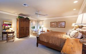 ADMIRALS COVE - Residential