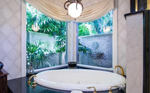 ADMIRALS COVE - Residential